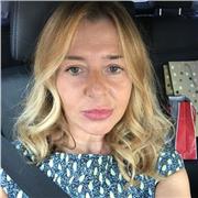 Signora laureata in scienze dell educazione impartisce lezioni doposcuola a studenti di scuola elementare e scuola media inferiore